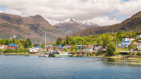Foto panorámica de Puerto Edén con sus fiordos y canales