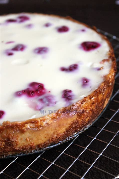 Kuchen de frambuesas con relleno cremoso horneándose