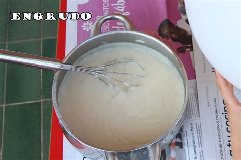 Esquema paso a paso de la preparación del engrudo: mezcla de harina y agua, punto de cocción y consistencia final