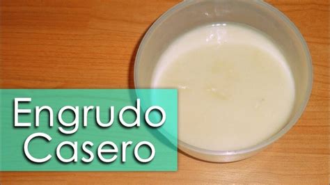 Fotografía de un cuenco con engrudo fresco y un pincel de aplicación