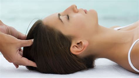 Esquema de aplicación paso a paso: desde el masaje en el cuero cabelludo hasta el sellado de puntas