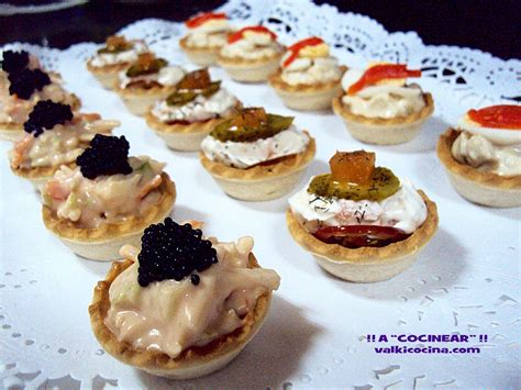 Mini tartaletas variadas en una bandeja de presentación