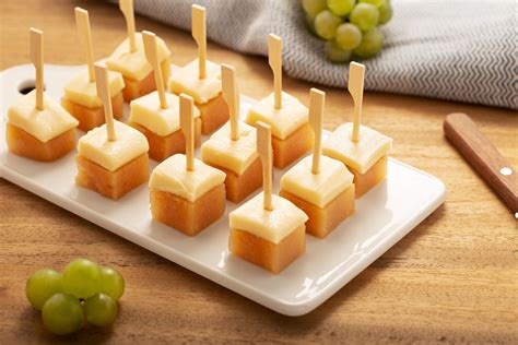 Plato de queso con dulce de membrillo, un postre tradicional en América Latina