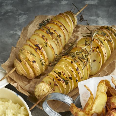 Patatas en espiral remojándose en un bol con agua fría