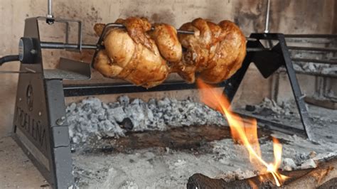 Esquema de un sistema de espiedo medieval con manivela manual comparado con un moderno motor eléctrico giratorio.