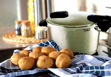 Cocción de papas y zanahoria en olla