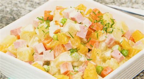 Ingredientes para una ensalada de papa peruana: papas, zanahoria, arvejas, jamón y durazno