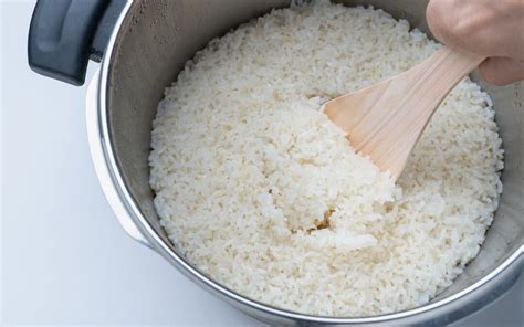 Olla a presión abierta mostrando arroz blanco cocido y suelto
