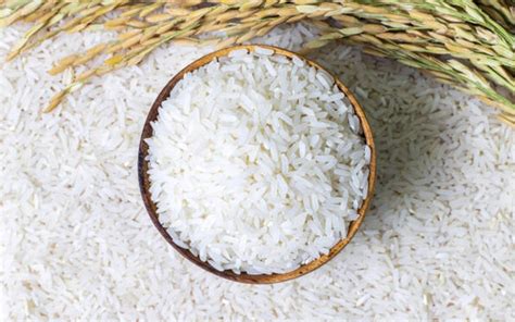 Ingredientes básicos para cocinar arroz: arroz crudo, aceite de oliva, diente de ajo, hojas de laurel y sal