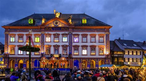 Fachada del Ayuntamiento de Gengenbach durante la época navideña, mostrando el calendario de Adviento.