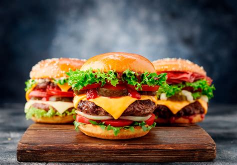 infografía comparativa del estado de una hamburguesa de comida rápida y una casera tras varios años de conservación