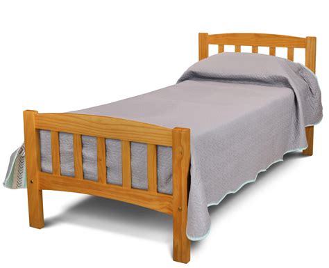 Imagen de varios protectores de cama y silla, mostrando su textura absorbente y el material impermeable de la parte inferior.