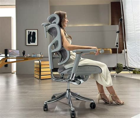 Imagen de una bacinilla ergonómica en uso, mostrando su diseño para facilitar la higiene del paciente.