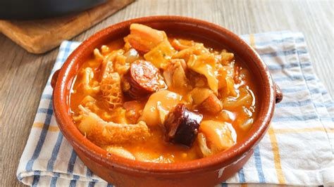 Fotografía de un plato de callitos a la madrileña servido en una paila de greda.