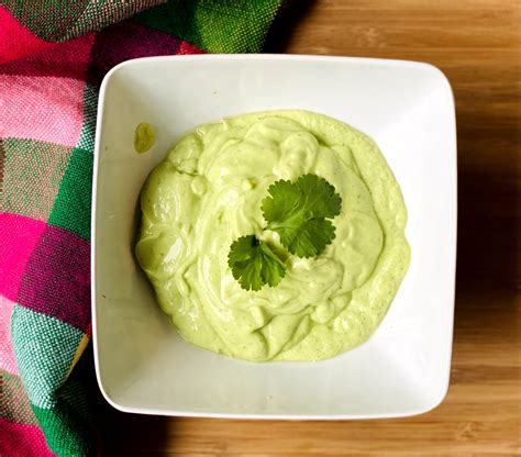 Ingredientes frescos para una salsa cremosa de aguacate