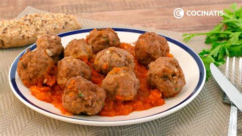 Plato de albóndigas cubiertas con salsa española