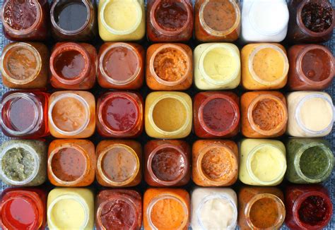 Variedad de salsas caseras en frascos, listas para conservar