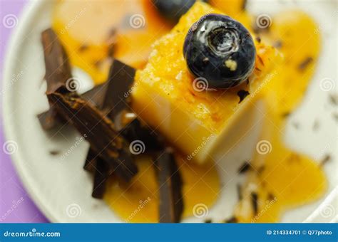 Porción de pastel decorada con Salsa Dura Difícil