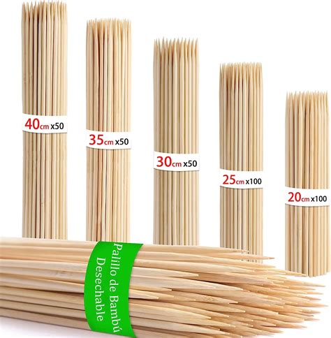 Foto de varios palos de brocheta de diferentes tamaños y grosores, algunos pintados de colores
