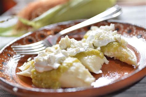 Imagen de uchepos servidos con crema y salsa