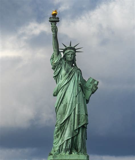 Ilustración de la Estatua de la Libertad mostrando su color verde característico, contrastando con su color original marrón.