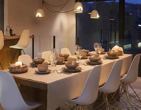 Mesa decorada para una cena informal con amigos con diferentes tipos de platos y picoteo
