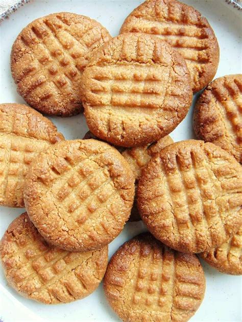 Galletas de M&M's y mantequilla de cacahuete recién horneadas