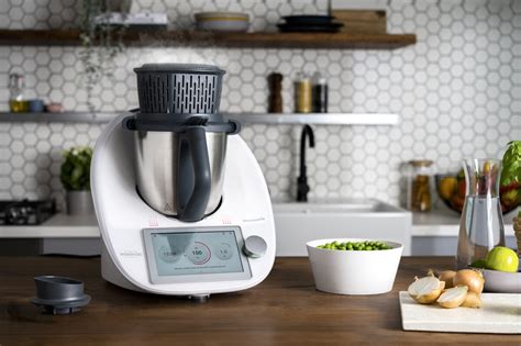 Infografía que muestra las funciones principales del Thermomix (picar, cocinar al vapor, amasar, emulsionar)