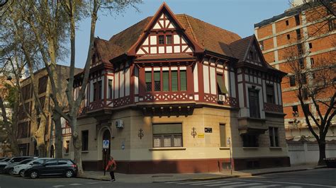 Fachada de la casona histórica que alberga al restaurante Los Vikingos en el barrio Brasil