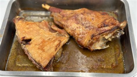 Pierna de cordero lechal asándose en el horno