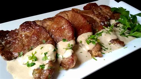 Foto de un plato de carne con salsa roquefort
