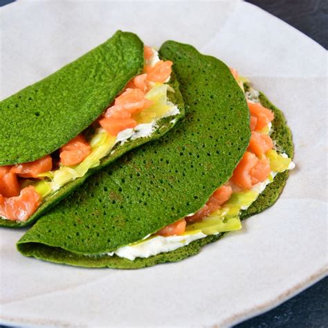 crepes de espinacas rellenos de salmón ahumado y queso crema
