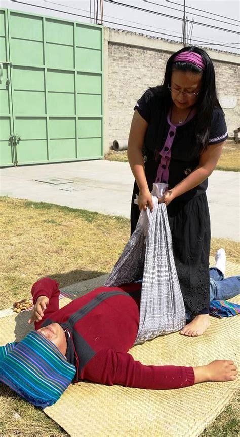 Infografía detallando las áreas del cuerpo que se trabajan en el masaje con rebozo.