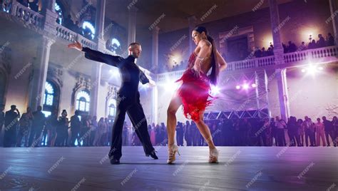 Pareja de bailarines interpretando el Baile Chocolate