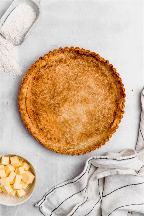Masa para pie cruda lista para ser horneada con relleno de frutas.