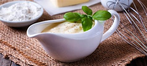 Foto de una salsa blanca cremosa en una olla