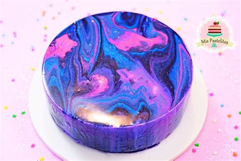 Esquema de las capas de una Torta Galaxia: bizcocho, buttercream, glaseado espejo