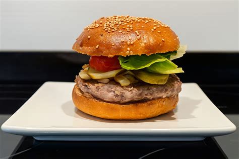 Foto de hamburguesa casera con pan recién hecho