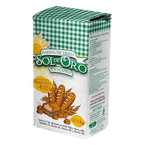 Fotografía de producto de la Harina Sol de Oro en su empaque de 1 kg con granos de trigo de fondo