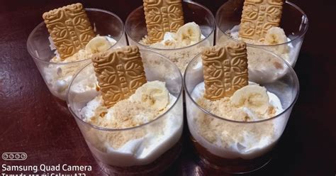 Montaje por capas del postre de banana, mostrando galletas de vainilla y rodajas de banana intercaladas con la crema.