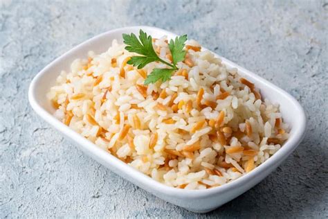 Arroz pilaf en un cuenco con hierbas frescas