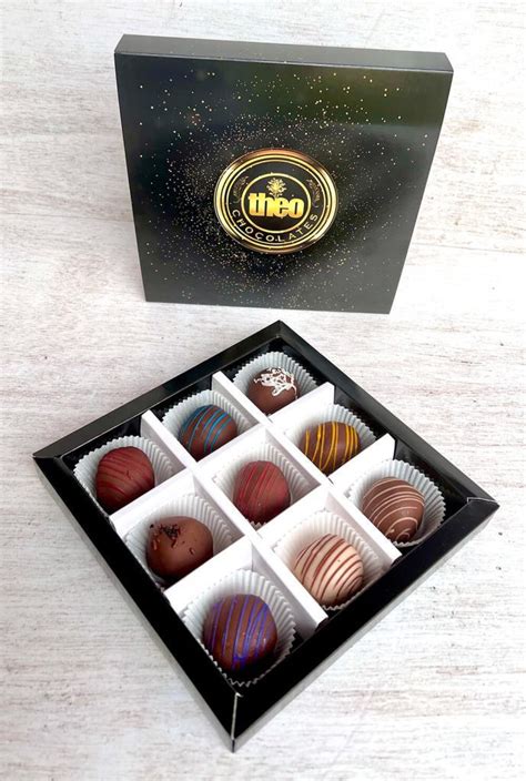 Variedad de bombones y chocolates gourmet en una caja elegante, ideal para regalo