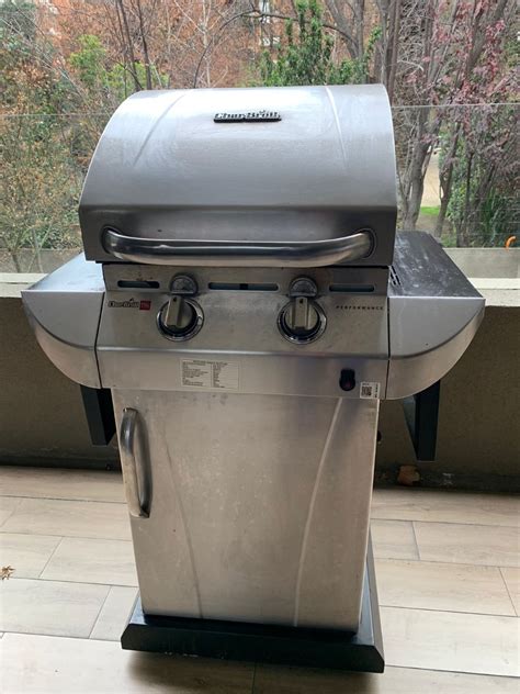 Vista general de la parrilla de gas Char-Broil Classic de 2 quemadores en un entorno exterior.