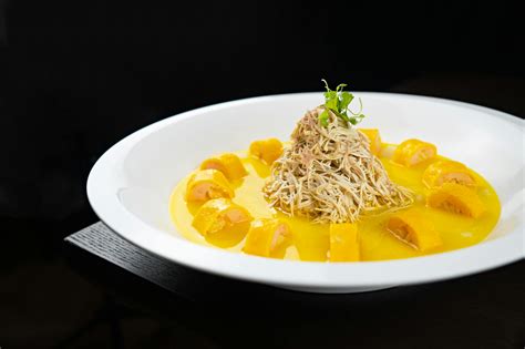 fotografía gastronómica de un plato de fideos gourmet con presentación elegante