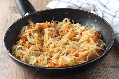 Plato de chuletas a la alemana con repollo salteado