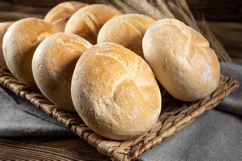 Foto de panecillos de hamburguesa caseros recién horneados y listos para usar