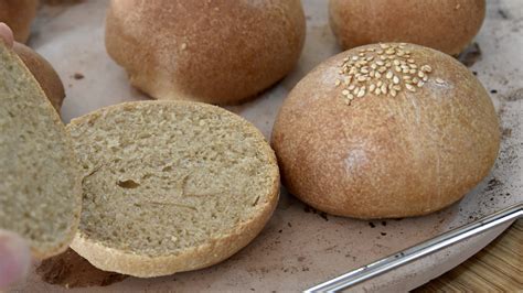 Ingredientes para pan de hamburguesa con masa madre, incluyendo cerveza rubia