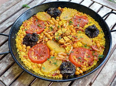 Plato de arroz al horno con morcilla, garbanzos, patata y tomate en cazuela de barro