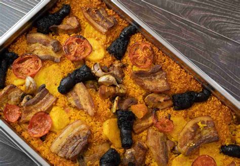 Ingredientes cortados y sofritos para arroz al horno: morcilla, patata y tomate