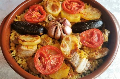 Arroz al horno recién salido del horno en cazuela de barro